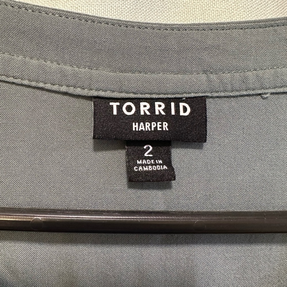 Torrid Harper Challis 3/4 Sleeve, Green, Size 2 (2X 18-20), Gently Used - Picture 3 of 4